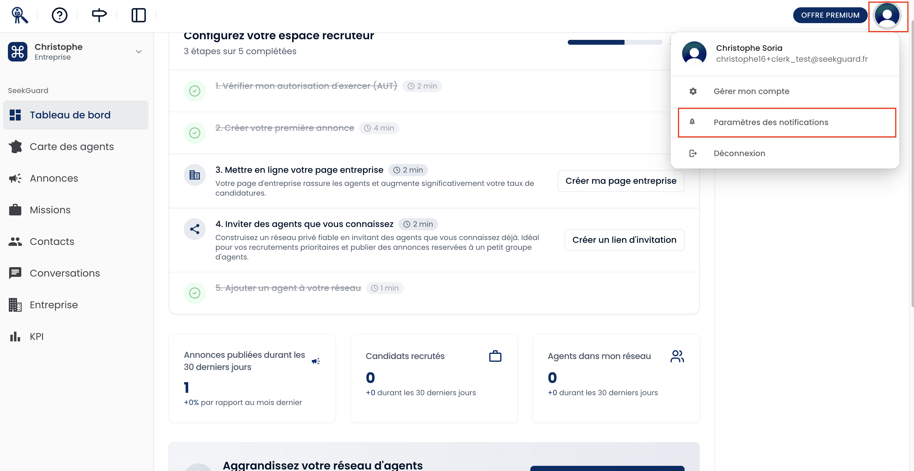 Tableau de bord recruteur avec le menu du profil ouvert en haut à droite, encadrant en rouge l'option Paramètres des notifications.