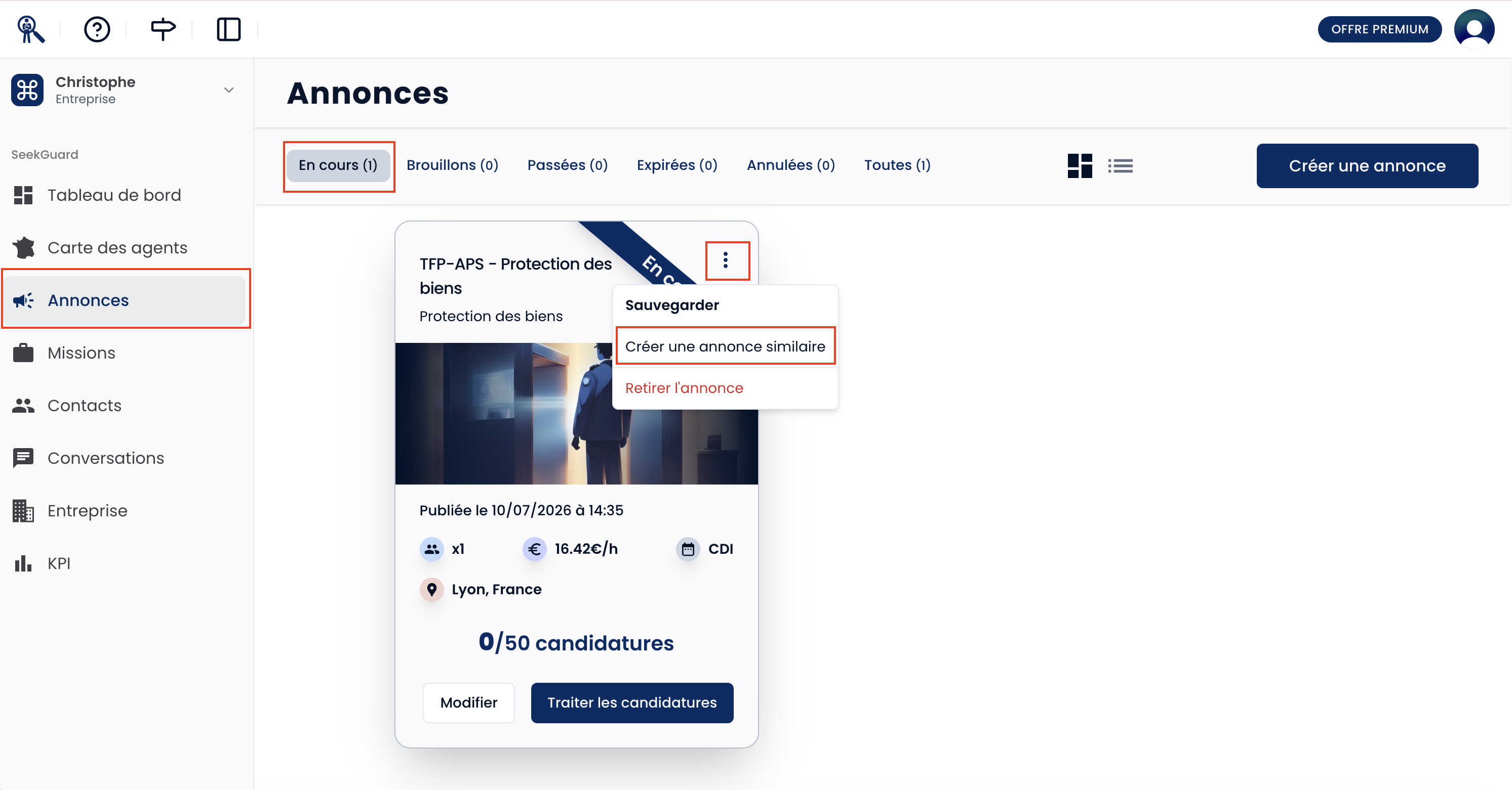 Zoom sur le menu déroulant trois points d'une carte d'annonce, mettant en évidence l'option Créer une annonce similaire.