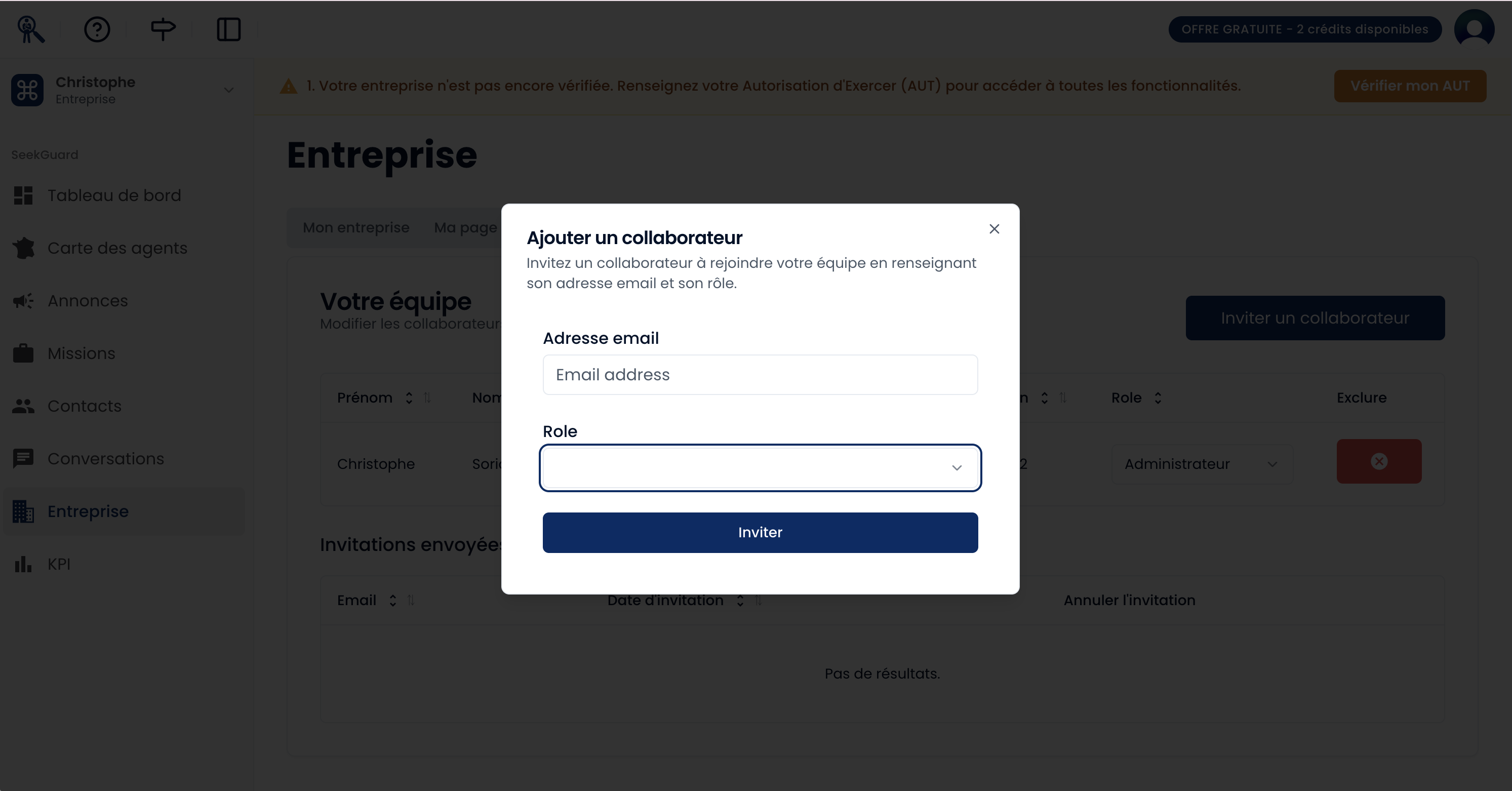 Fenêtre d’invitation montrant le champ de saisie pour l’adresse e-mail, le menu déroulant pour le choix du rôle